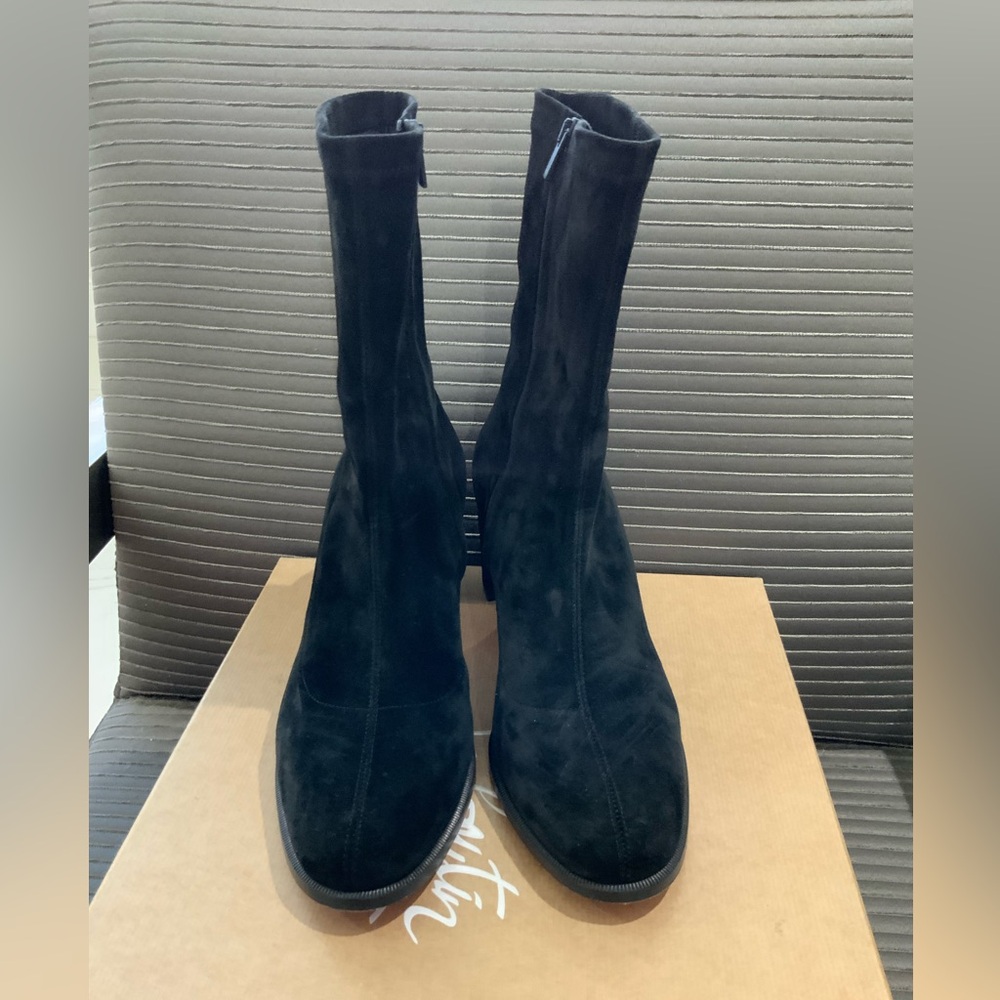 Christian Louboutin Size 39.5
Adoxa Stretch Suede Red-Sole Botties 70